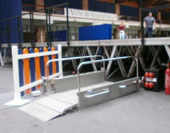 Vertical elevator platform hire for the disabled and the handicapped, Hélios model