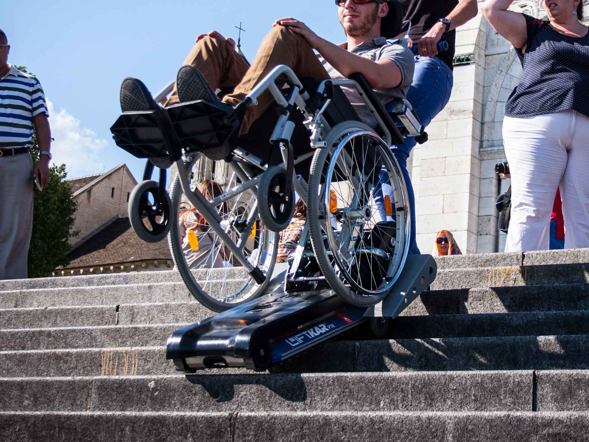 Rent a tracked stair climber for the disabled or handicapped in Paris and everywhere in France