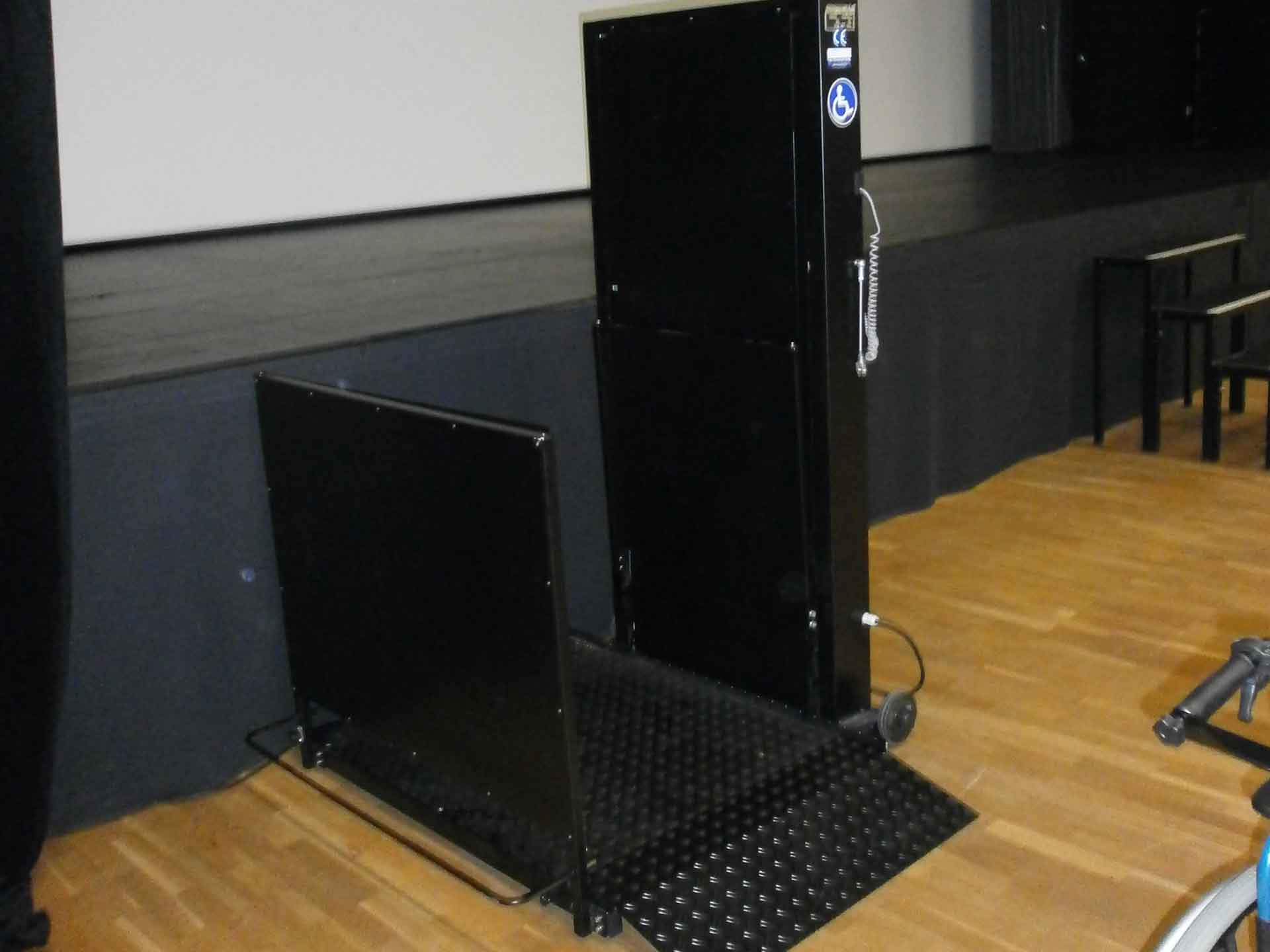 Rent Orion electric elevator platforms for the disabled and the handicapped. Event access in France