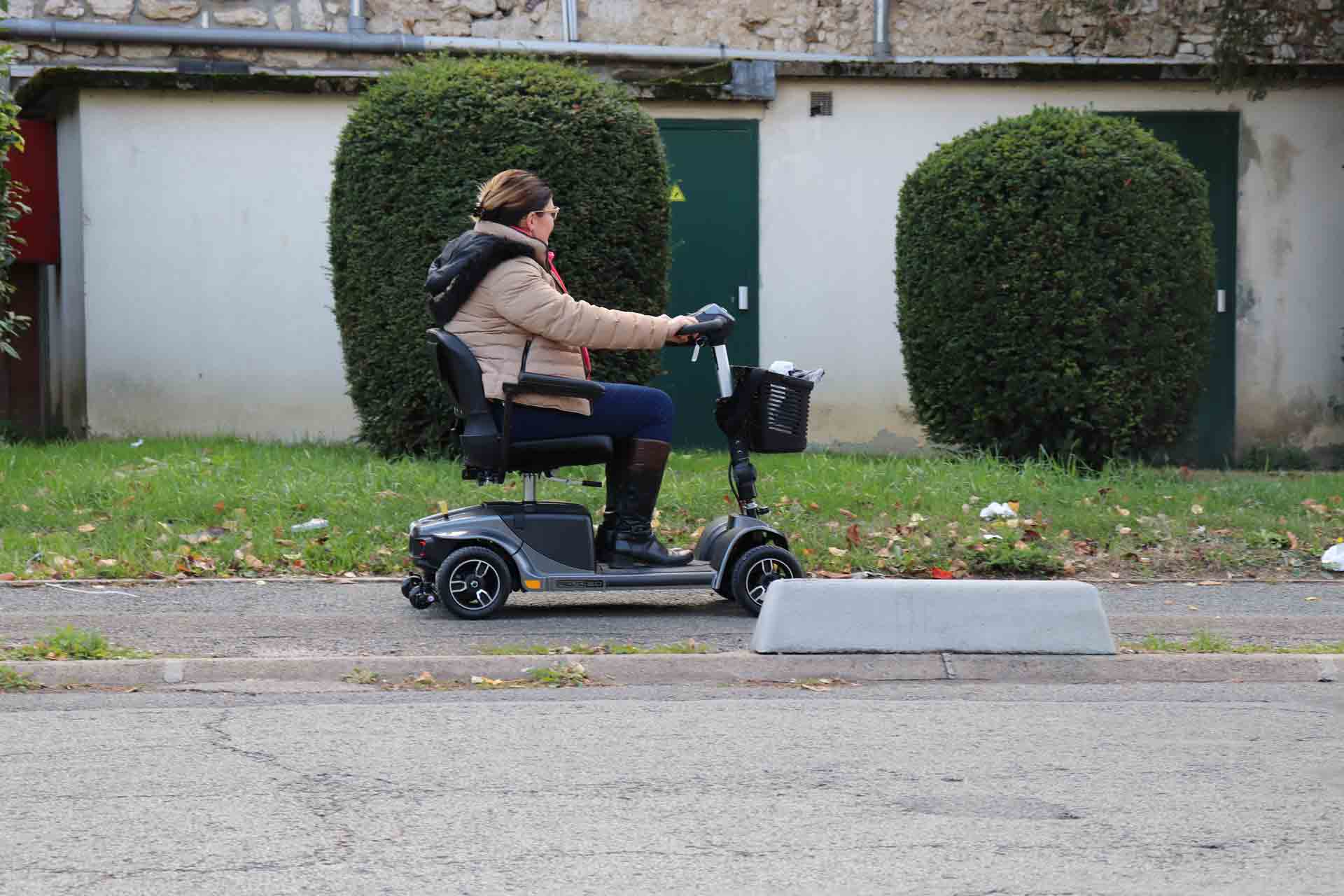 Rent electric scooter REVO in France paris