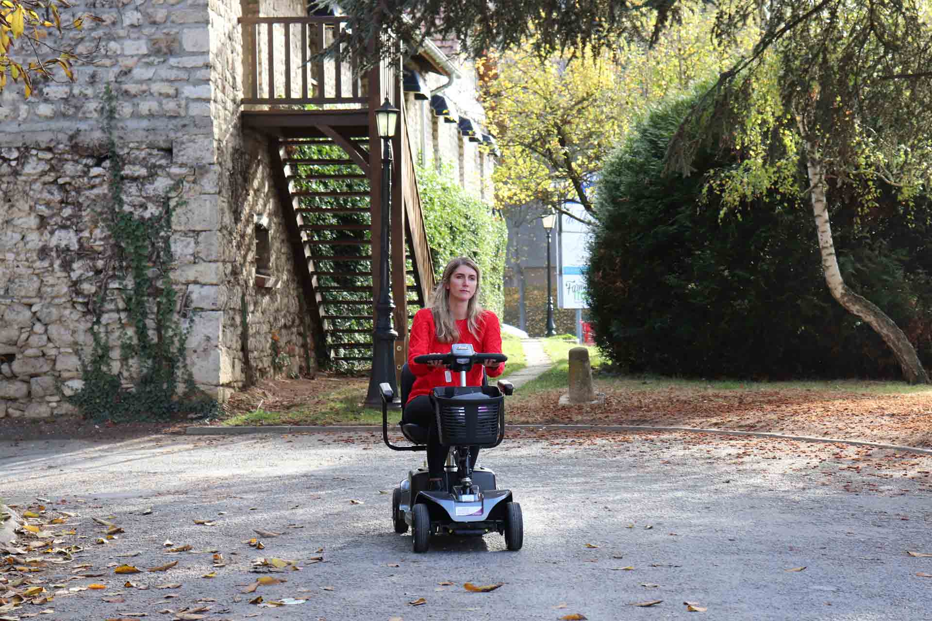 Rent electric scooter REVO in France paris